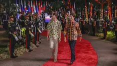Perdana Menteri Kanada Justin Trudeau (kanan) putranya Xavier tiba untuk menghadiri Gala Dinner KTT ke-43 ASEAN di Hutan Kota GBK, Jakarta, Rabu (6/9/2023). (Mast Irham/Pool Photo via AP)