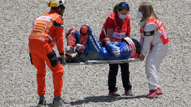 Foto: Detik-detik Kecelakaan Horor Takaaki Nakagami di MotoGP Catalunya 2022, Kepalanya Hantam Roda Belakang Bagnaia