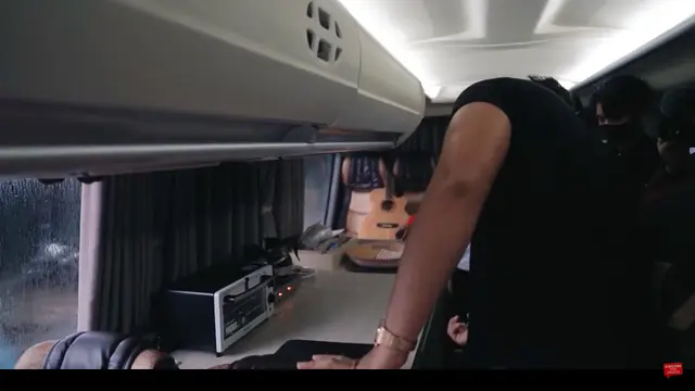 Momen Liburan Keluarga Ammar Zoni Naik Bus Mewah, Fasilitas Lengkap dan Nyaman. (Sumber: YouTube/Aish Tv)