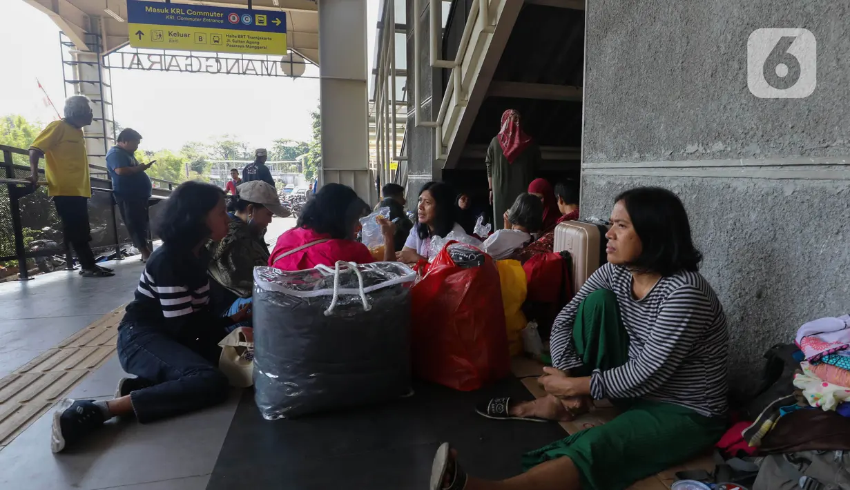 Warga terdampak kebakaran beristirahat memenuhi area pelataran Stasiun Kereta Api Bandara, Manggarai, Jakarta, Selasa (13/8/2024). (Liputan6.com/Angga Yuniar)