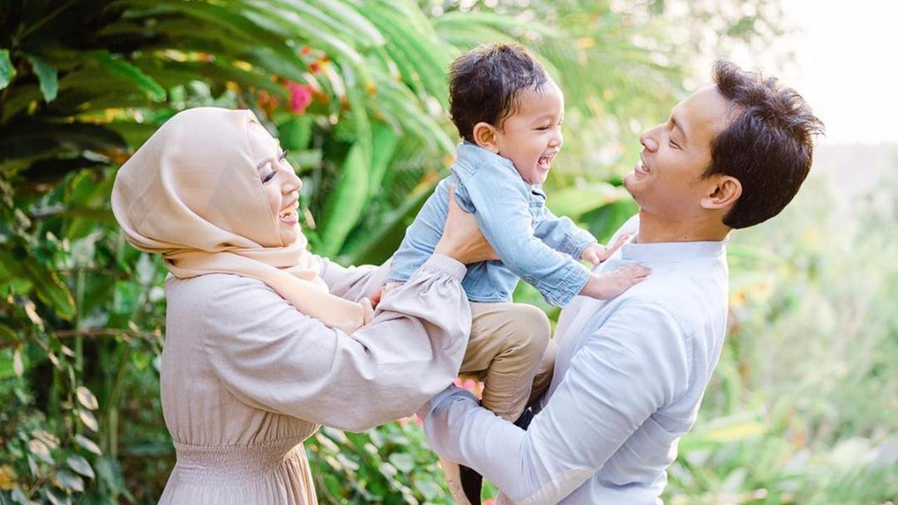 Fedi Nuril dan keluarga.
