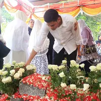 Asta RAN di pemakaman sang adik. (Deki Prayoga/Bintang.com)