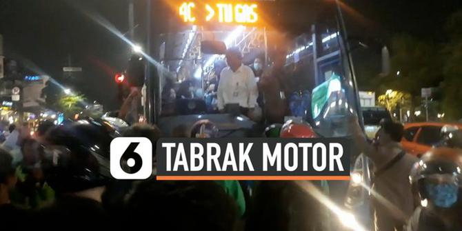 VIDEO: Tabrak Motor, Sopir Transjakarta Nyaris Diamuk Massa