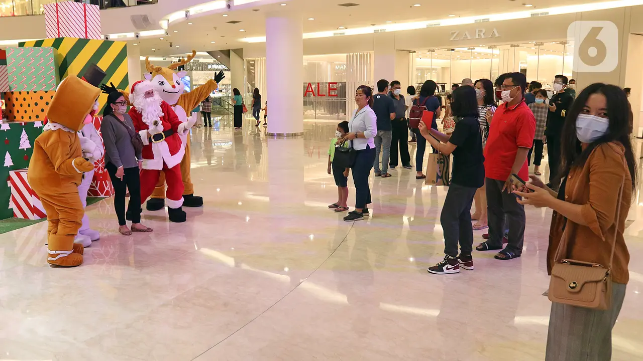 FOTO: Lengkapi Kebahagiaan Natal, Sinterklas Hibur Pengunjung Mal di Jakarta