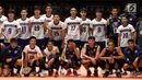 Pemain Timnas voli putra Thailand dan Hongkong berfoto bersama usai berlaga di Kejuaraan Voli Asia 2017 ke-16 di GOR Tri Dharma, Gresik, Rabu (26/7). Thailand unggul 3-1 (23-25, 25-8, 25-19, 25-21). (Liputan6.com/Helmi Fithriansyah)