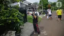 Warga melakukan penyemprotan cairan disinfektan di perumahan Cinere Green Valley, Tangerang Selatan, Banten, Kamis (26/3/2020). Penyemprotan disinfektan secara mandiri ini dilakukan untuk mengantisipasi penyebaran virus corona COVID-19 di lingkungan mereka. (Liputan6.com/Faizal Fanani)