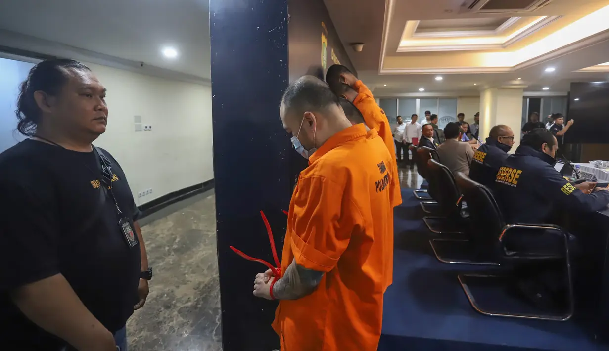 Polisi juga telah menetapkan sejumlah tersangka dari berbagai klaster peran, mulai dari aktor intelektual, pembuntutan, hingga eksekutor lapangan. (merdeka.com/Arie Basuki)