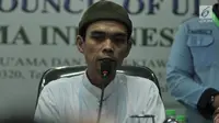 Ustaz Abdul Somad memberi keterangan pers usai pertemuan di Kantor MUI, Jakarta, Rabu (21/8/2019). Ustaz Abdul Somad diundang MUI untuk klarifikasi atau tabayyun video ceramahnya yang viral karena dianggap menghina salah satu agama. (merdeka.com/Iqbal S. Nugroho)