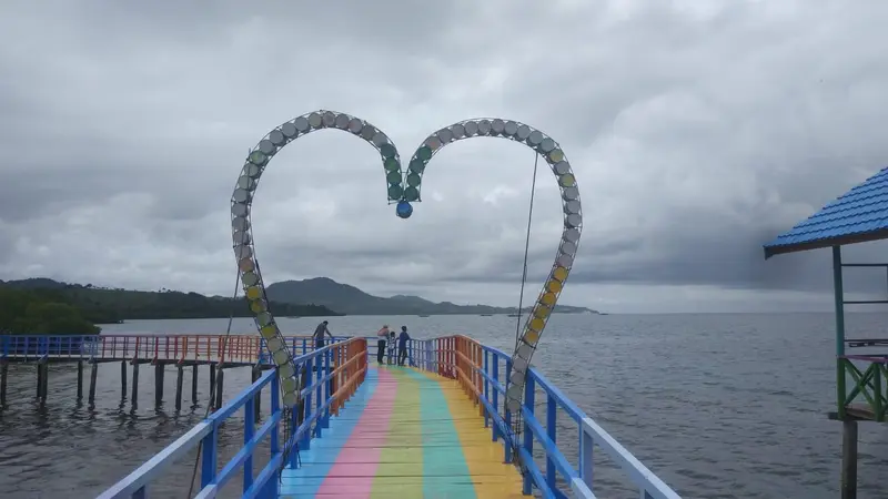 Menyambut pagi di Objek Wisata Tambatan Hati Pelangi, Boalemo, Gorontalo. (Foto: Liputan6.com/Arfandi Ibrahim)