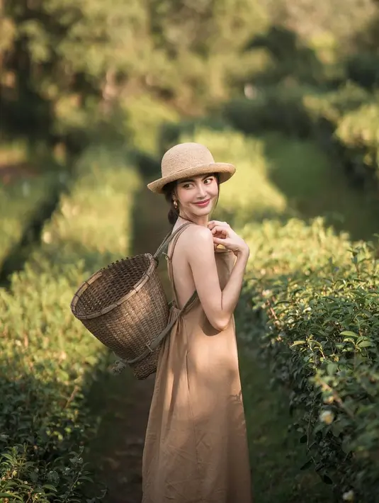Senyum manis Davika Hoorne saat berkebun ini berhasil bikin penggemarnya terkesima. Topi yang ia gunakan juga semakin membuat Davika Hoorne terlihat sempurna saja. Tak heran, pesona Davika Hoorne berkebun ini banjir olike dan komentar dari netizen. (Liputan6.com/IG/@davikah)
