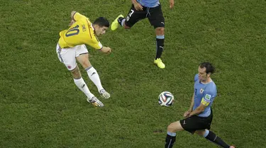 Gol terbaik Piala Dunia 2014 ternyata menjadi milik striker timnas Kolombia James Rodriguez, Brasil. (REUTERS/Felipe Dana)