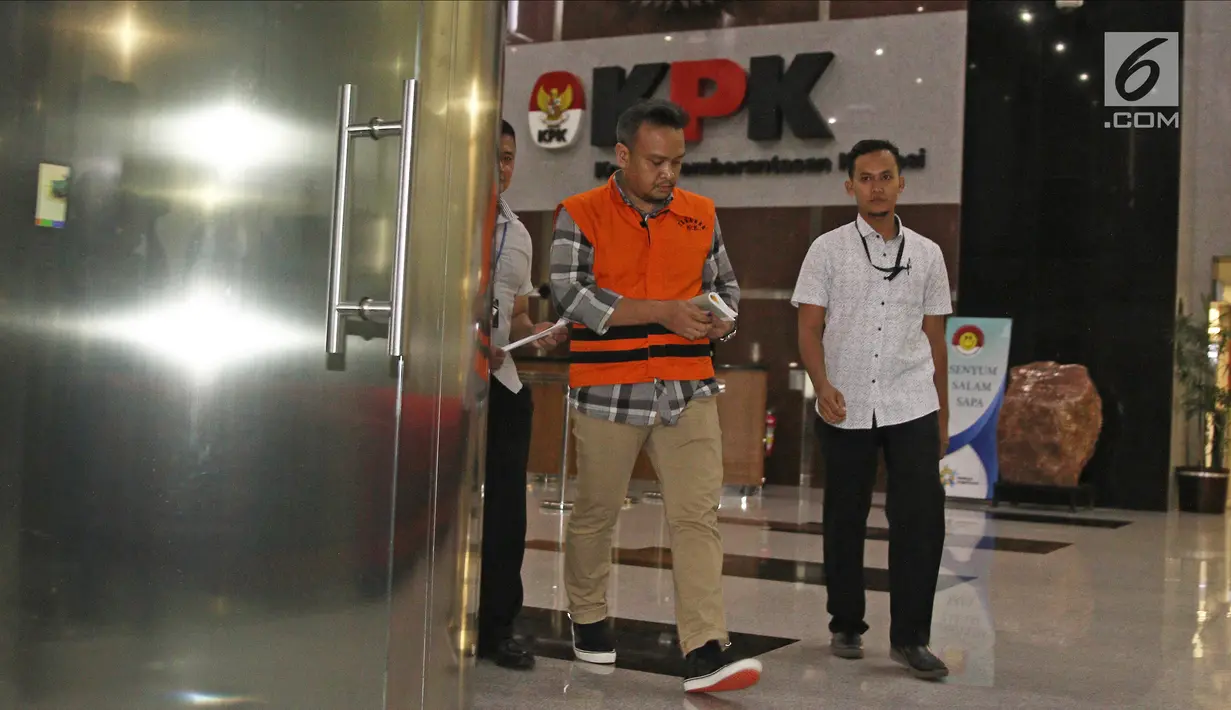 Tersangka Irvanto Hendra Pambudi Cahyo mengenakan rompi tahanan keluar meninggalkan Gedung KPK, Jakarta, Senin (12/3). Irvanto menjalani pemeriksaan terkait kasus dugaan korupsi proyek pengadaan e-KTP. (Liputan6.com/Herman Zakharia)