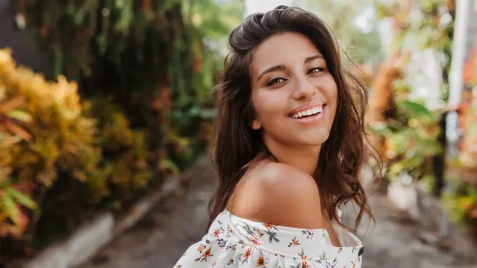 cantik percaya diri tertawa bahagia