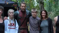 Ryan Reynolds sebagai Deadpool saat bersama anak-anak pengidap penyakit berat. (Instagram - @ vancityreynolds)