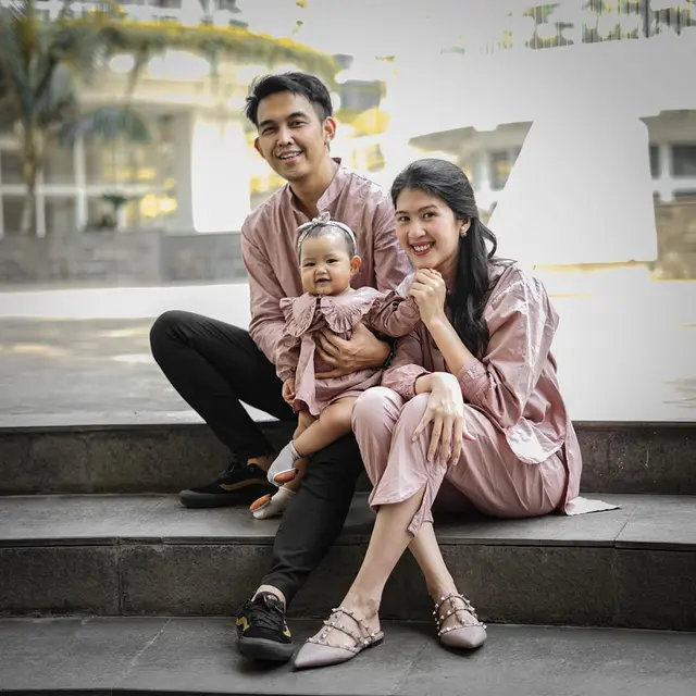Menanti 8 Tahun, Ini 7 Potret Kompak Indra Sinaga dan Istri Asuh Buah Hati