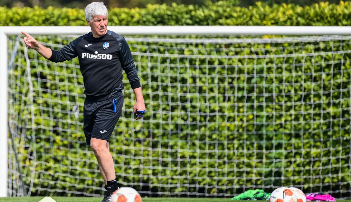 Pelatih Atalanta, Gian Piero Gasperini mengawasi sesi latihan di tempat latihan klub di Ciserano, Bergamo, Italia (13/4/2022). Pada leg pertama Atalanta bermain imbang 1-1 di markas RB Leipzig. (AFP/Miguel Medina)