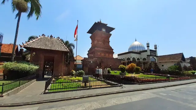 STOK A 10 Wisata Religi di Kudus yang Wajib Dikunjungi, Tapak Tilas Walisongo Berbalut Budaya
