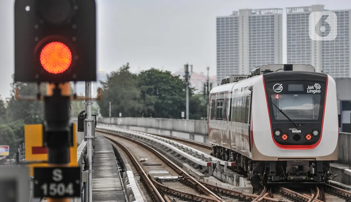 Light Rail Transit (LRT) Jakarta melintas di Stasiun Velodrome, Rawamangun, Kamis (24/3/2022). Pemprov mengusulkan penetapan tarif integrasi transportasi Transjakarta, MRT dan LRT Jakarta untuk menghemat biaya perjalanan pengguna transportasi umum di Jakarta. (merdeka.com/Iqbal S Nugroho)