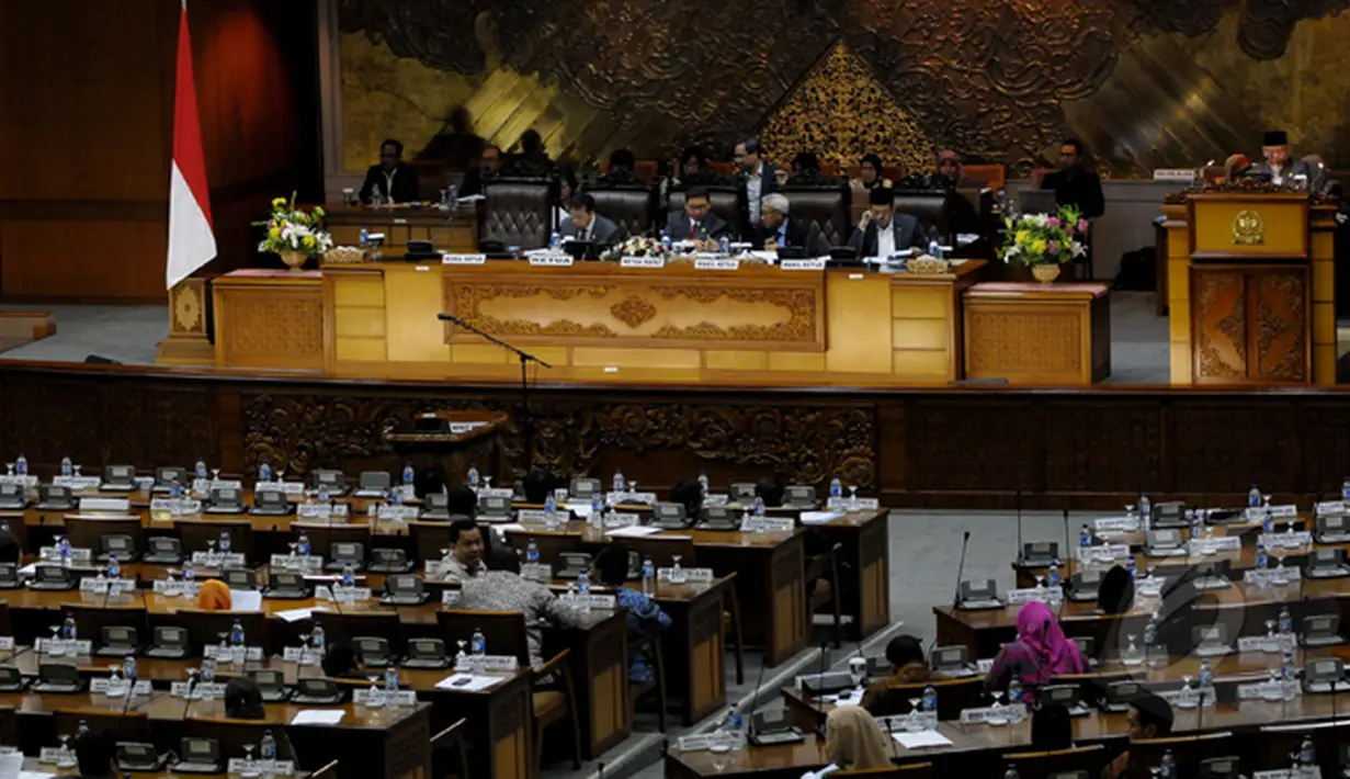 Sejumlah anggota DPR mengikuti Sidang Paripurna dengan agenda awal pelantikan anggota DPR RI Pengganti Antar Waktu (PAW), di Komplek Parlemen, Senayan, Jakarta, Selasa (27/01/2015). (Liputan6.com/Andrian M Tunay) 