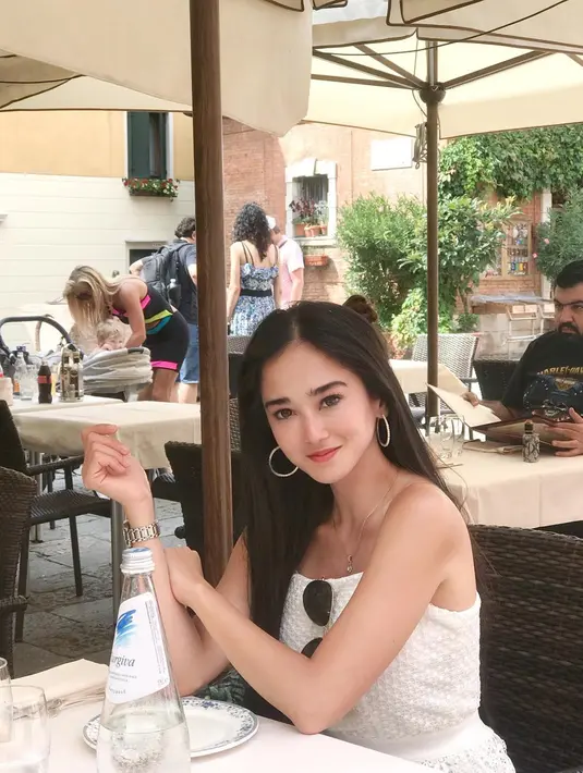 Sibuk syuting di Tanah Air, Natasha Ratulangi juga kerap menghabiskan waktu di luar negeri. Seperti ketika menikmati waktu santai dengan outifut serba putih di Venice, Italia ini. (Liputan6.com/IG/@natasharatulangi)