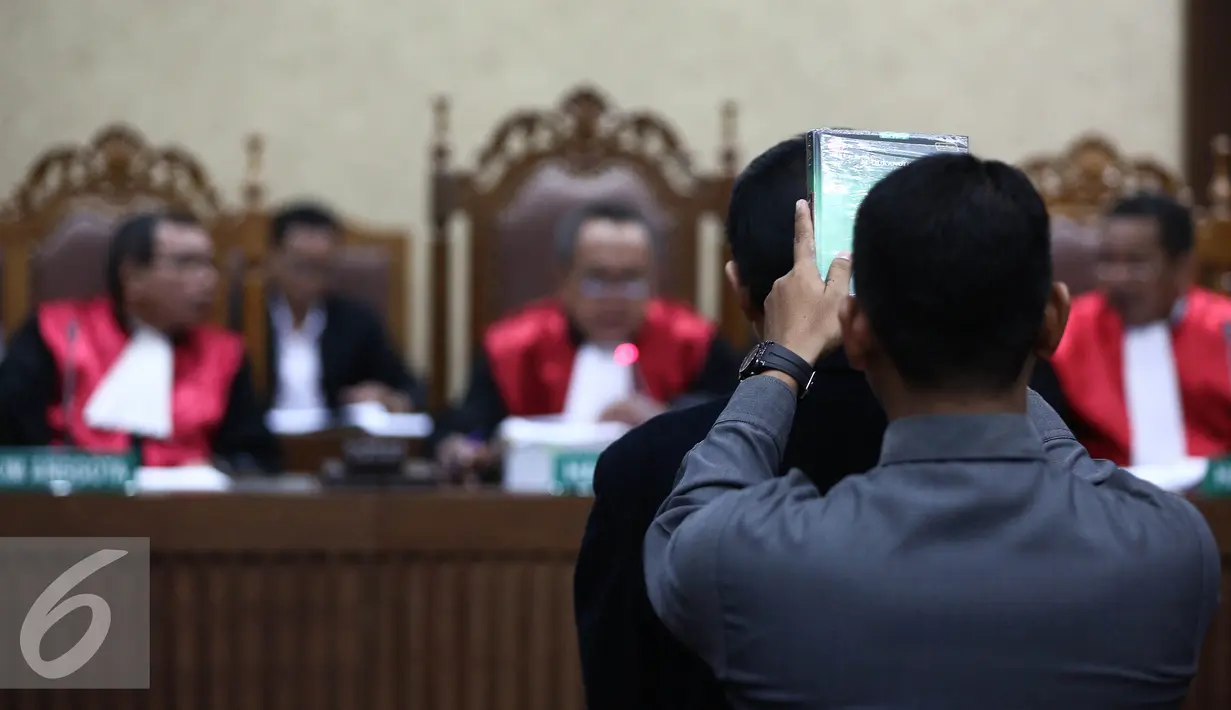Darmawan Salihin ayah dari almarhum Mirna diambil sumpahnya saat mengikuti persidangan lanjutan Jessica Kumala Wongso dengan agenda pemeriksaan saksi di Pengadilan Negeri Jakarta 	Pusat, Selasa (12/7). (Liputan6.com/Faizal Fanani)