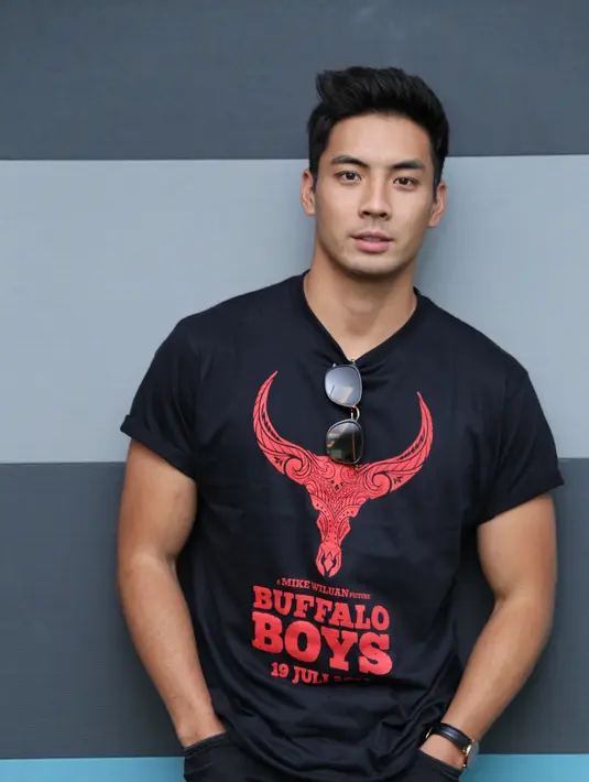 Pria kelahiran 12 April 1989 yang berdomisili di Amerika Serikat itu langsung menerima tawaran main Buffalo Boys. Yoshi menambahkan, bahwa banyak temannya yang kagum dengan proses pembuatan film tersebut. (Adrian Putra/Bintang.com)