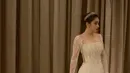 Angel Karamoy tampil mengenakan gaun ball gown warna putih. Gaun lengan panjang lace tersebut dihiasi beads yang indah. [@realangelkaramoy]