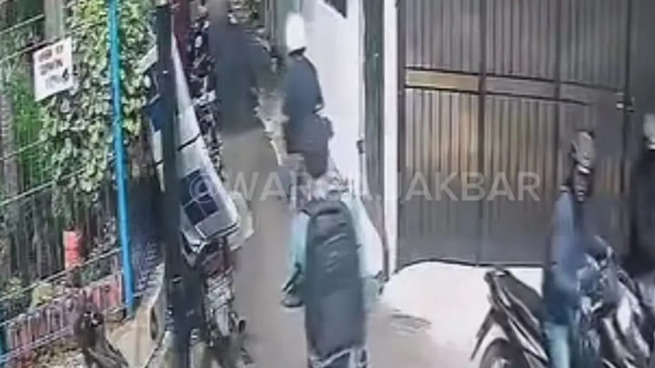 Pencurian sepeda motor bersenjata api di Tanjung Duren Selatan, Grogol Petamburan, Jakarta Barat, Sabtu (21/2/2026) (@warga.jakbar)