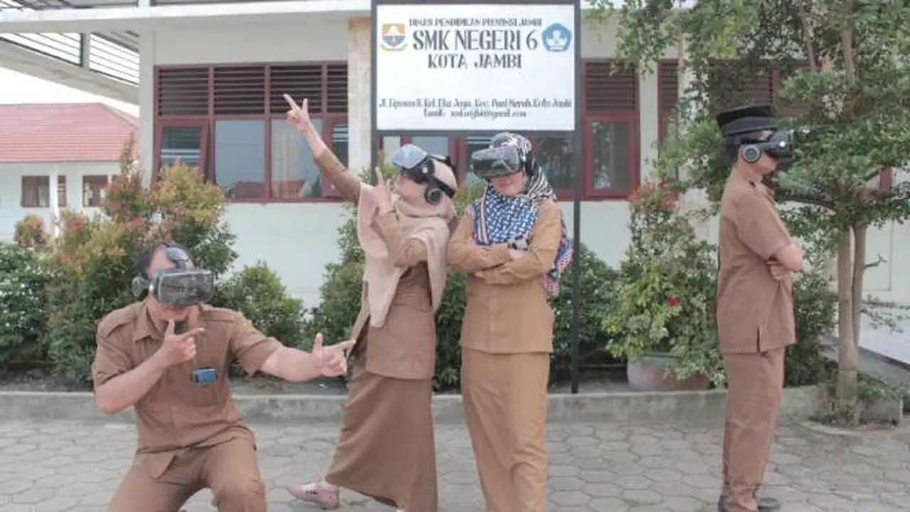 Sejumlah guru memakai VR headset