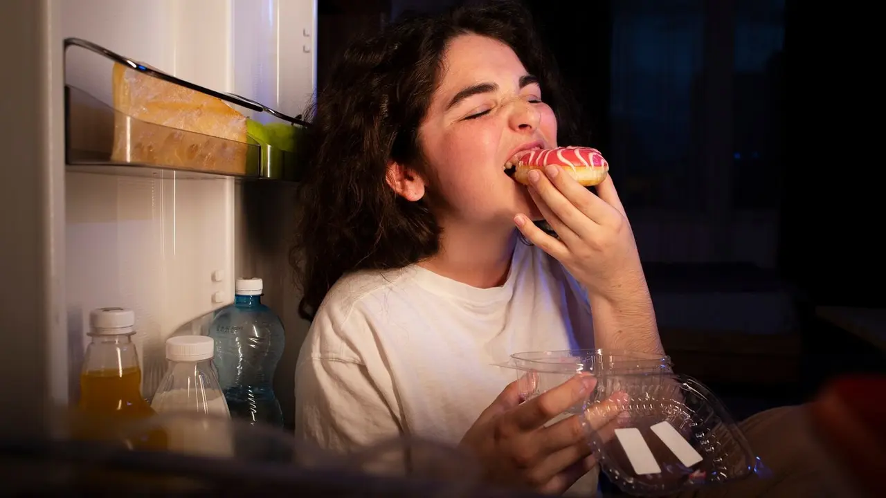 Suka Makan Malam? Coba 5 Tips Ini agar Berat Badan Tetap Terjaga