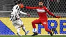 Pemain Juventus Alvaro Morata (kiri) melewatkan peluang gol ke gawang kiper Fiorentina Bartlomiej Dragowski pada pertandingan leg kedua semifinal Coppa Italia di Stadion Juventus, Turin, Italia, 20 April 2022. Juventus menang 2-0. (Marco BERTORELLO/AFP)