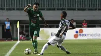 Gelandang PSMS Medan, Shohei Matsunaga, berusaha melewati bek PS Tira, Abduh Lestaluhu, pada laga Liga 1 di Stadion Pakansari, Jawa Barat, Rabu (5/12). PSMS kalah 2-4 dari PS Tira. (Bola.com/Yoppy Renato)