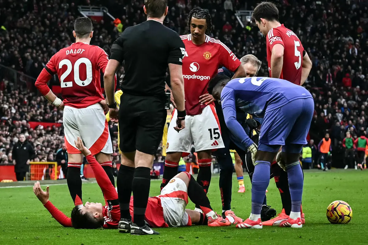 Foto: Terancam Absen Lama, Momen Lisandro Martinez Mengeram Kesakitan saat MU Ditumbangkan Crystal Palace di Liga Inggris