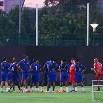 Sebagai catatan, pertandingan Timnas Indonesia melawan Saint Kitts and Nevis merupakan debut pelatih John Herdman menangani Skuad Garuda. Tampak dalam foto, para pemain Saint Kitts and Nevis saat menggelar sesi latihan perdana untuk FIFA Series 2026 di Lapangan A Stadion Utama Gelora Bung Karno (SUGBK), Jakarta, Selasa (24/3/2026). (Bola.com/M Iqbal Ichsan)