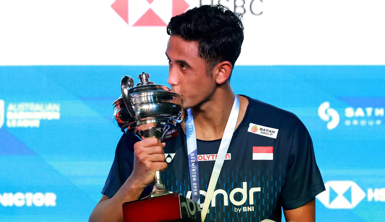 Tunggal putra Indonesia, Alwi Farhan, mencium trofi setelah mengalahkan Dong Tian Yao (Tiongkok) di final turnamen bulu tangkis Australia Open 2026, Sydney, pada Minggu 14 Juni 2026. (DAVID GREY/AFP)