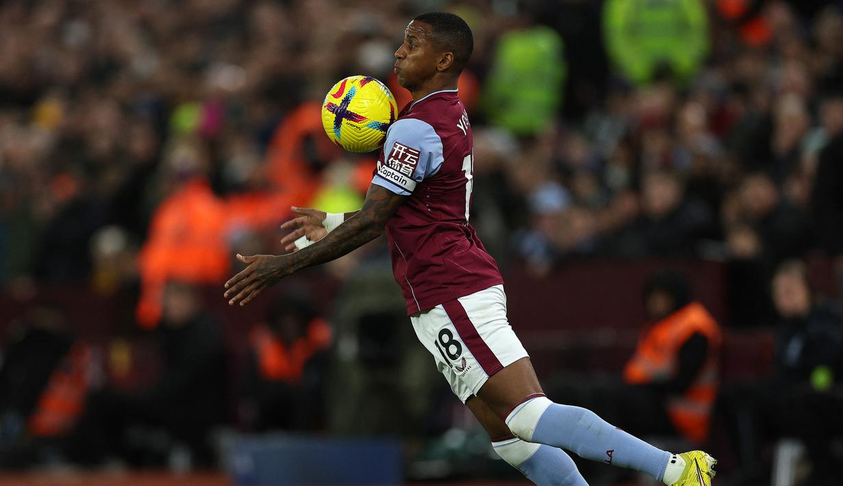 Bek Aston Villa, Ashley Young mengontrol bola saat menghadapi Wolverhampton Wanderers pada laga Liga Inggris 2022/2023 di Villa Park, Birmingham (4/1/2023). Ashley Young yang sempat membela Inter Milan sejak paruh kedua musim 2019/2020 setelah dilepas Manchester United, akhirnya hijrah ke mantan klubnya di Liga Inggris, Aston Villa pada awal musim 2021/2022 dengan status bebas transfer. Pada bursa transfer musim 2023/2024 ia kembali meninggalkan The Villans untuk bergabung dengan Everton. (AFP/Adrian Dennis)