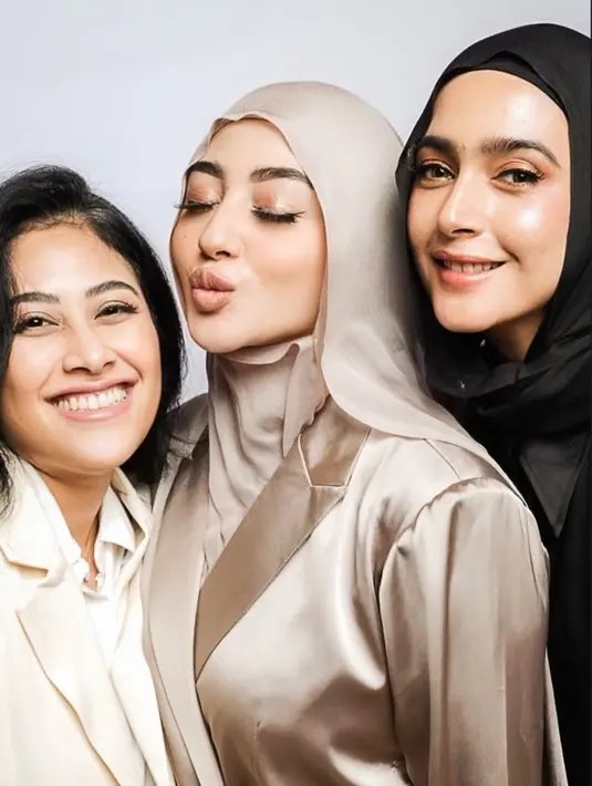 Bisnis hijab yang akan digeluti Margin itu akan launching pada 9 Oktober 2024 mendatang. Nabila sebagai kakak ipar pun ikut senang dan mendukung bisnis baru sang adik. Wajah blasteran khas Timur Tengah keduanya pun tampak bak saudara kandung. (Liputan6.com/IG/@nsyakieb85)