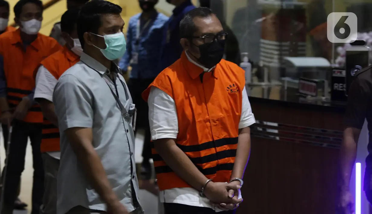Wakil Ketua DPRD Provinsi Jawa Timur 2019-2024, Sahat Tua P. Simandjuntak digiring petugas menuju ruang rilis penetapan tersangka dan penahanan di Gedung Merah Putih Komisi Pemberantasan Korupsi (KPK), Jakarta, Kamis (15/12/2022). Sahat Tua P. Simandjuntak bersama tiga orang lainnya terjerat OTT yang digelar tim penindakan KPK di Surabaya, Jawa Timur, pada Rabu (14/12) malam. (Liputan6.com/Helmi Fithriansyah)