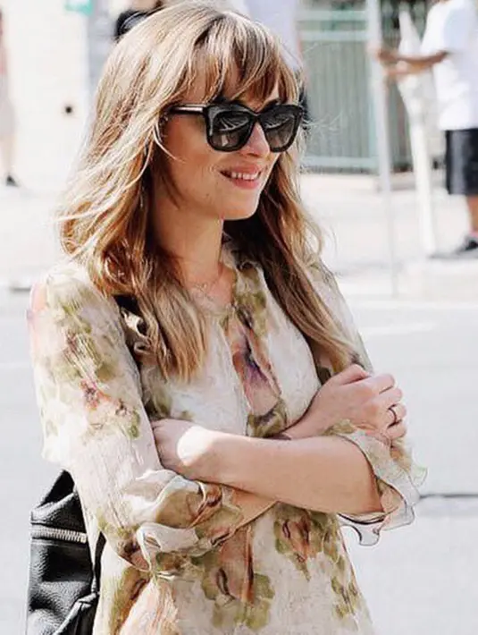 “Ia (Dakota Johnson) ketakutan. Ia tak tahu kapan kejadian ini akan berhenti. Bahkan tak tahu juga siapa yang akan menjadi target selanjutnya,” ujar sumber. (Instagram/officialdakotajohnson)