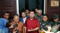 Kuasa hukum tersangka dugaan makar dan kepemilikan senjata api ilegal Kivlan Zen, Tonin Tachta memberi keterangan usai sidang permohonan praperadilan di PN Jakarta Selatan, Senin (22/7/2019). Tonin Tachta meminta hakim membatalkan penetapan tersangka atas Kivlan Zen. (Liputan6.com/Immanuel Antonius)