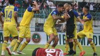 Momen pemain Barito Putera memprotes wasit saat bertemu Madura United di BRI Liga 1 2023/2024 hari Minggu (10/12/2023). (Wahyu Pratama/Bola.com)