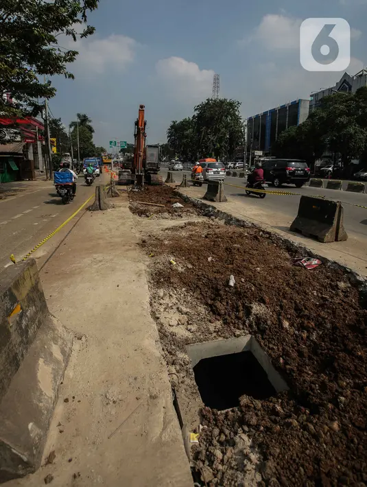 Pengendara disarankan untuk mencari alternatif jalan lain agar tidak terjebak macet imbas proyek drainase yang memakan ruas jalan hingga 3 meter. (Liputan6.com/Faizal Fanani)
