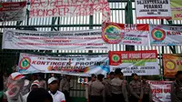 Petugas kepolisan menjaga aksi unjuk rasa yang digelar para perawat honorer Indonesia di depan Gedung DPR, Jakarta, Kamis (16/3). (Liputan6.com/Johan Tallo)