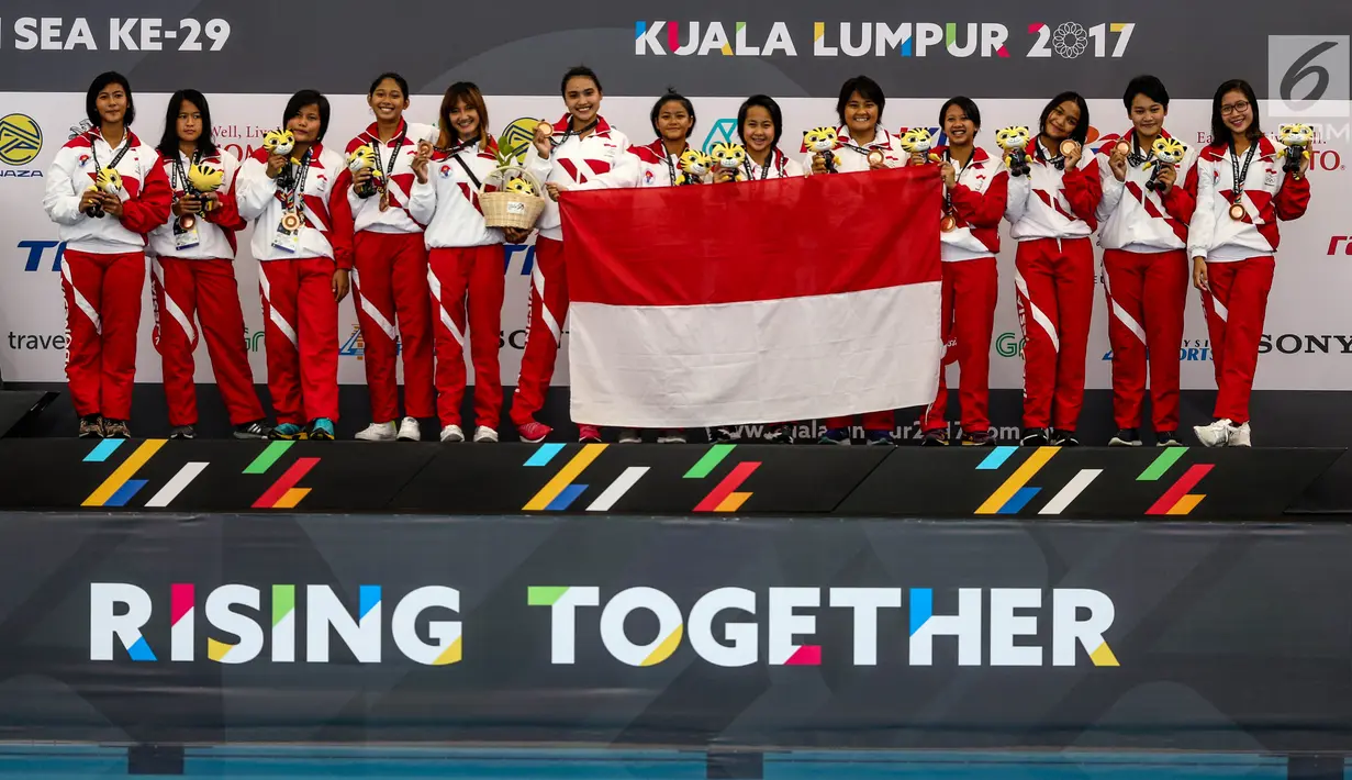 Atlet polo air putri Indonesia merayakan kemenangan usai mengalahkan atlit polo air putri Malaysia  di National Aquatic Center, Kuala Lumpur, Malaysia, Sabtu (19/8). Indonesia  meraih medali perunggu dari cabang ini. (Liputan6.com/Faizal Fanani)
