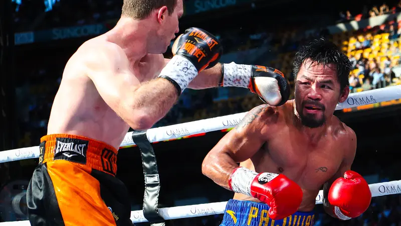 Manny Pacquiao (kanan) terkena pukulan Jeff Horn pada perebutan gelar WBO kelas Welter di Suncorp Stadium, Brisbane, Australia, Minggu (2/7/2017). Pacquiao kalah angka telak. 