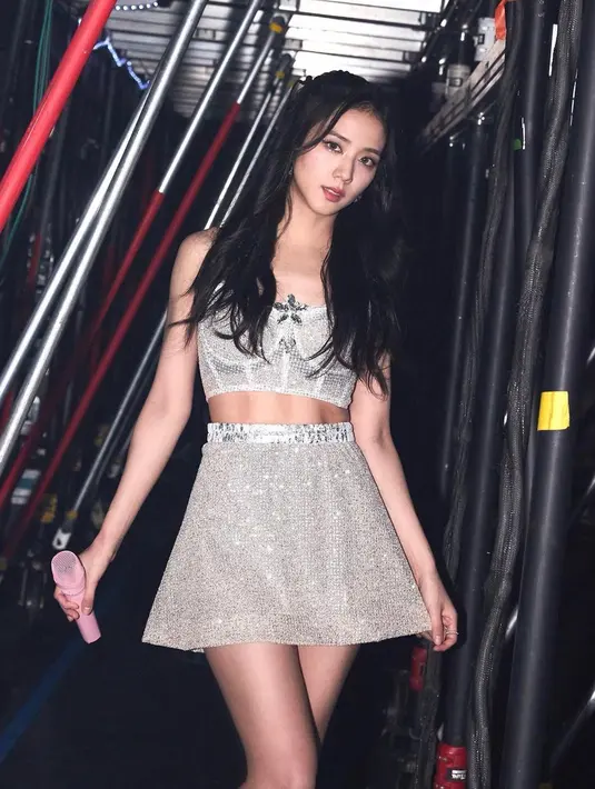 Jisoo Blackpink sendiri diketahui akan resmi melakukan debutnya pada 31 Maret 2023. Pemain drama Snowdrop ini pun berhasil mencuri perhatian banyak netizen dengan foto serta video teaser lagu debutnya. (Liputan6.com/IG/@sooyaaa__)