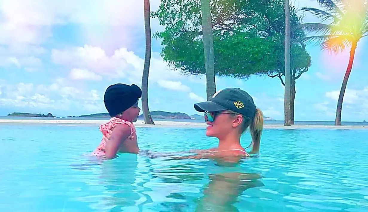 Sementara True lebih sering berpose dengan sang ibu, Khloe Kardashian. (instagram/khloekardashian)