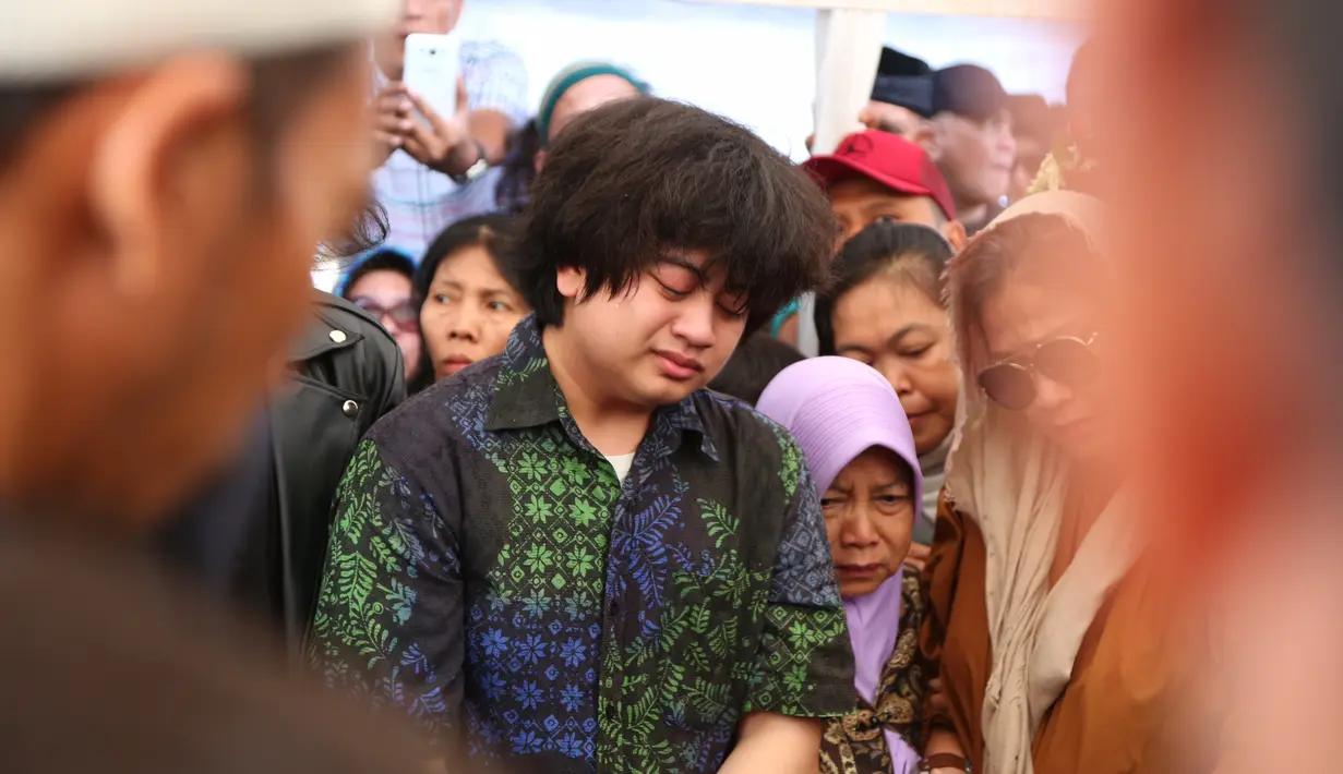 Pihak keluarga tak kuasa melepas kepergian musisi senior yang telah berusia 77 tahun itu. Vokalis Koes Plus itu dimakamkan satu pusara dengan Tonny Koeswoyo pada Sabtu (6/1). (Daniel Kampua/Bintang.com)