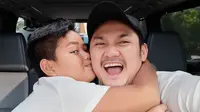 Momen Angga Wijaya Bareng Anak Angkat Dewi Perssik (sumber: instagram/instagram.com/anggawijaya88)