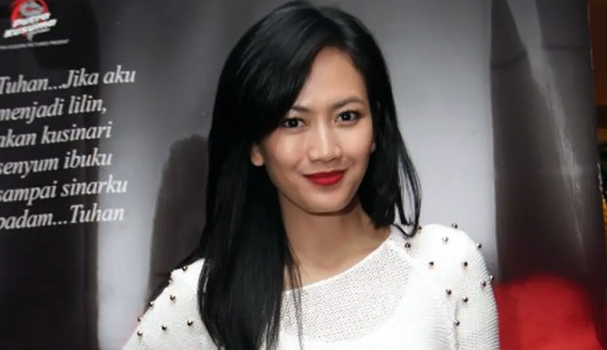 Terlahir dari non muslim. Merry Putrian resmi menjadi muslimah ketika   SMA. Merry yang masih belajar Islam kesulitan saat mengajari anaknya.   Beruntung sang suami lebih banyak paham tentang Islam. (dok. Liputan6)